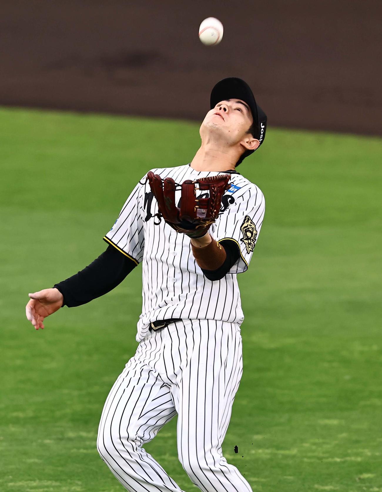 阪神対DeNA 1回表DeNA1死、中野は牧の二飛を背走キャッチする（撮影・上田博志）
