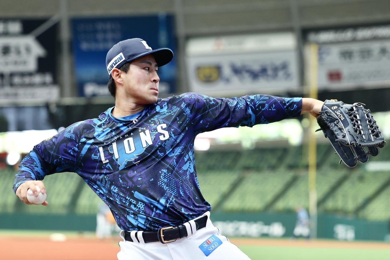 西武対楽天　試合前、キャッチボールする渡部聖（撮影・河田真司）