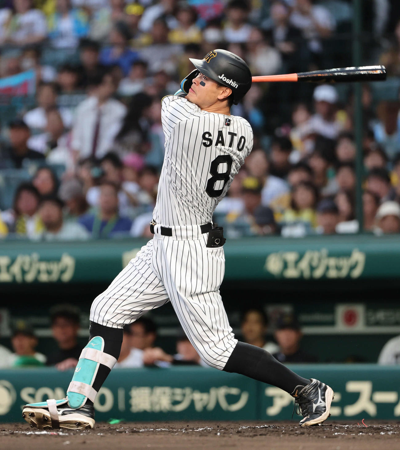 阪神対DeNA 2回裏阪神無死、佐藤輝は左越え二塁打を放つ（撮影・西尾就之）