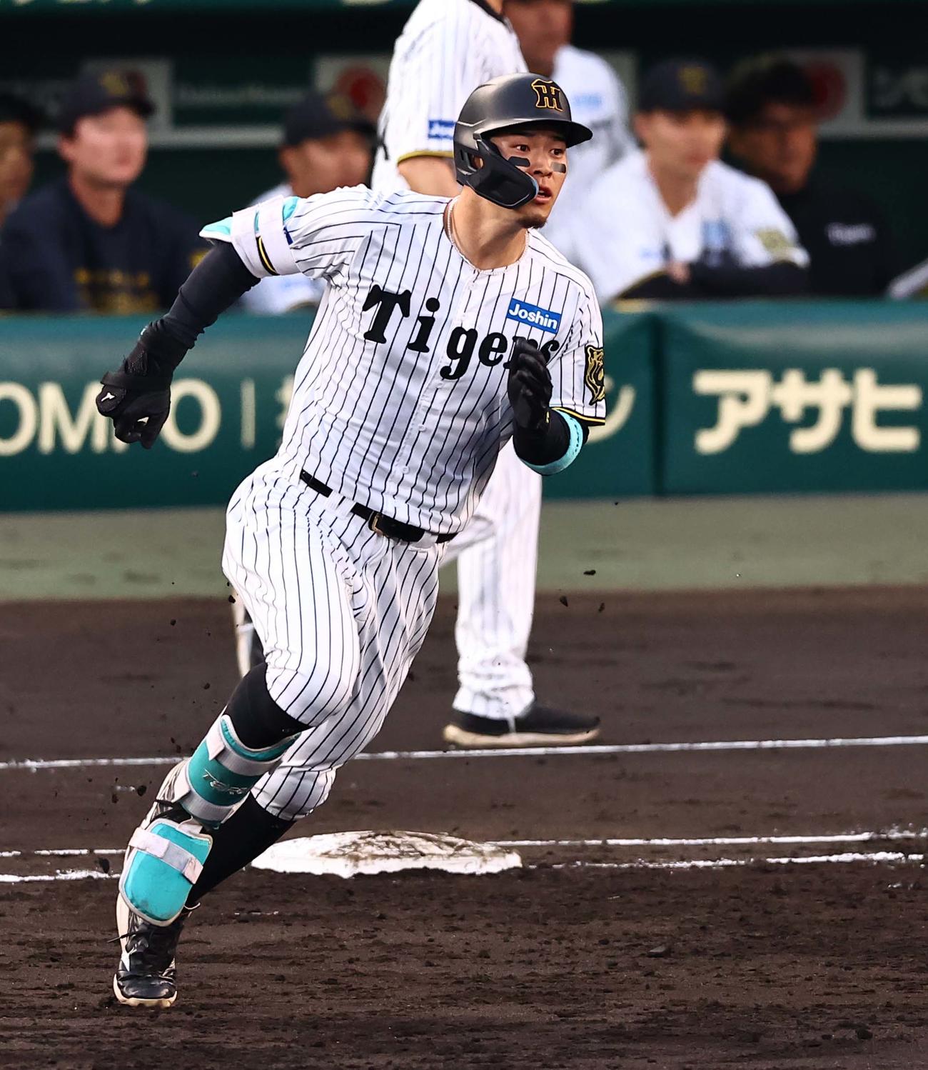 阪神対DeNA 2回裏阪神無死、佐藤輝は二塁打を放つ（撮影・上田博志）