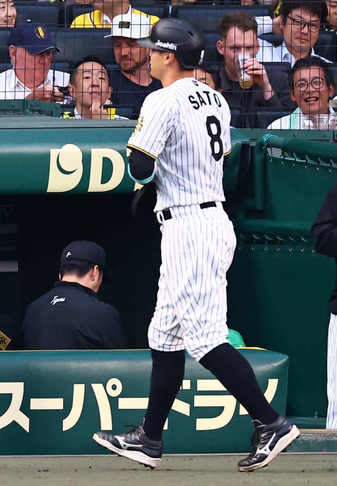 阪神対DeNA 2回裏阪神2死一、三塁、重盗で憤死した佐藤輝（右）とベンチ奥への階段を降りる藤川監督（撮影・上田博志）