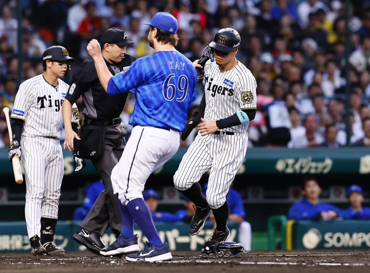 阪神対DeNA 2回裏阪神2死一、三塁、打者梅野のとき三走佐藤輝が本盗を狙うも三本間に挟まれタッチアウトになる。左はケイ（撮影・藤尾明華）