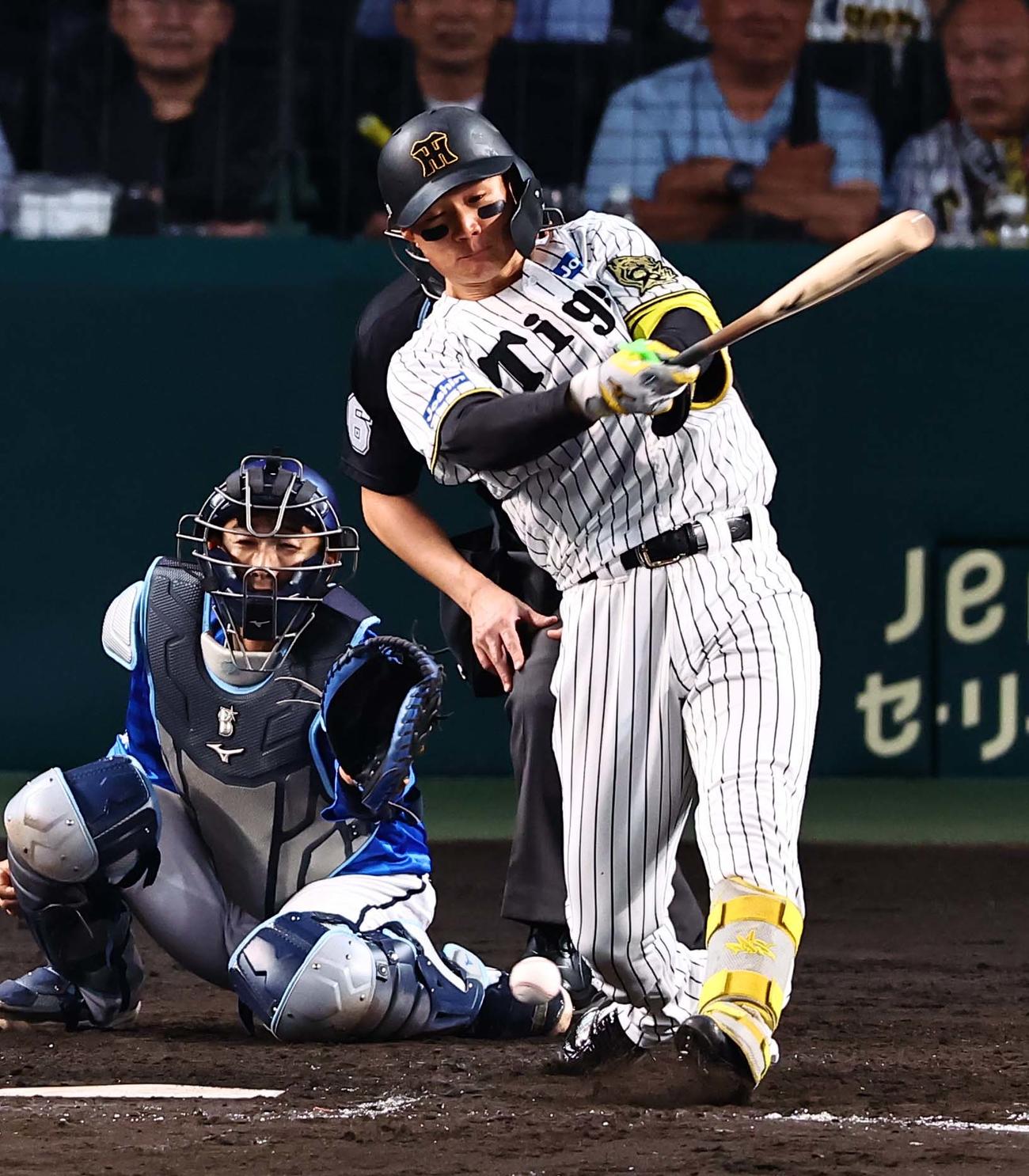 阪神対DeNA 3回裏阪神2死一、二塁、森下は自打球を当てる（撮影・上田博志）