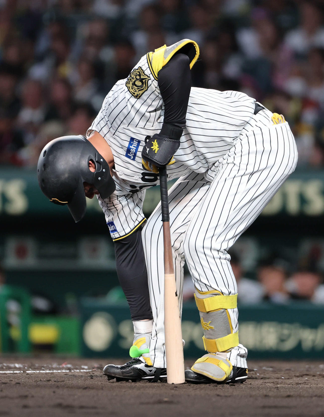 阪神対DeNA 3回裏阪神2死一、二塁、森下は自打球を右足に当ててさする（撮影・西尾就之）