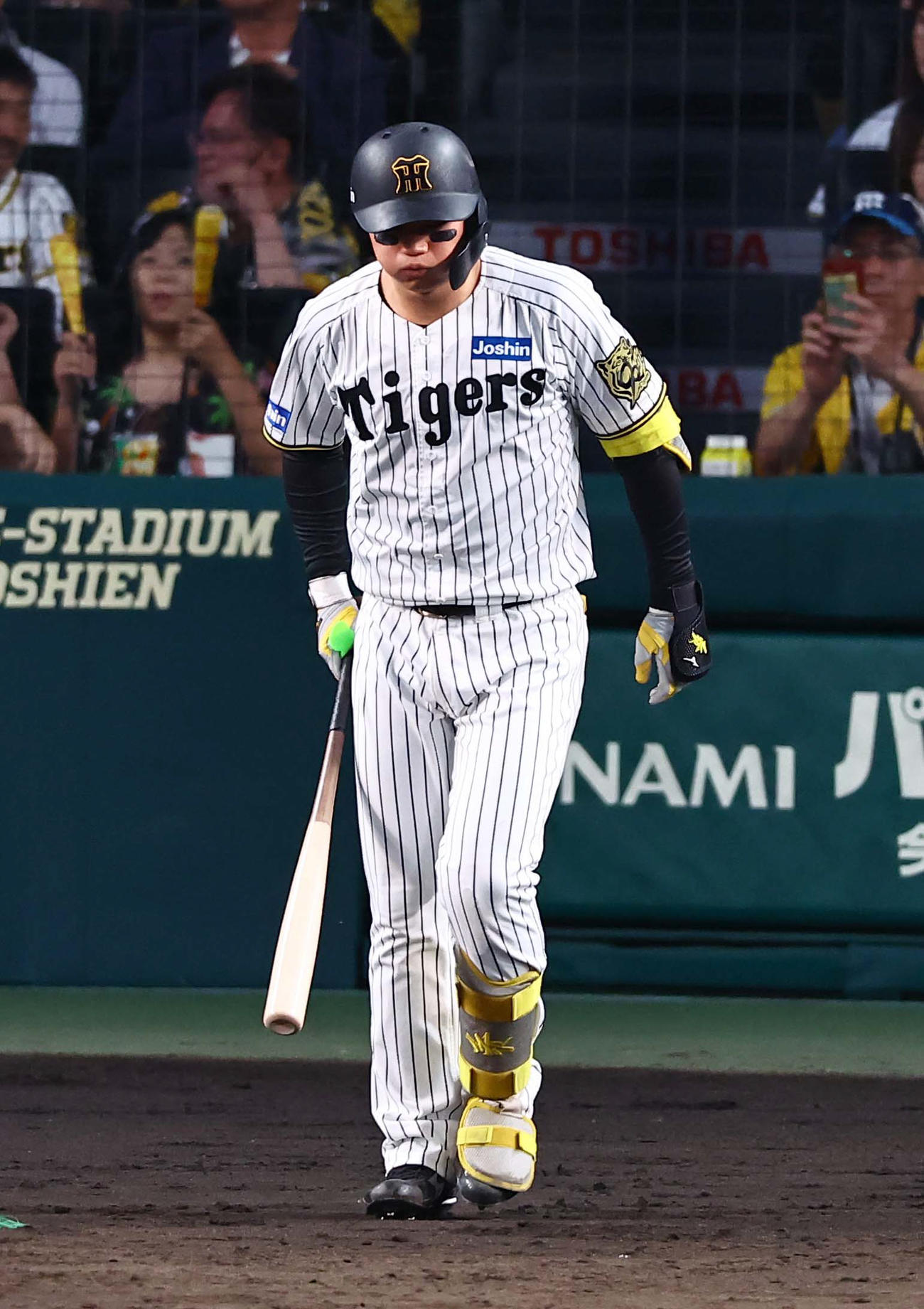 阪神対DeNA 3回裏阪神2死一、二塁、森下は自打球を当てる（撮影・上田博志）