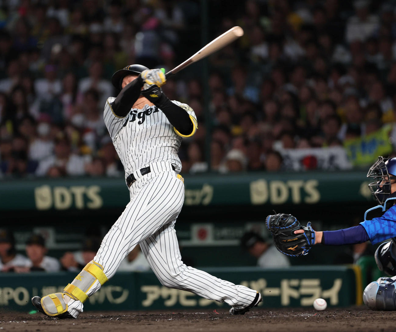 阪神対DeNA 3回裏阪神2死一、二塁、森下は自打球を右足に当てる（撮影・西尾就之）