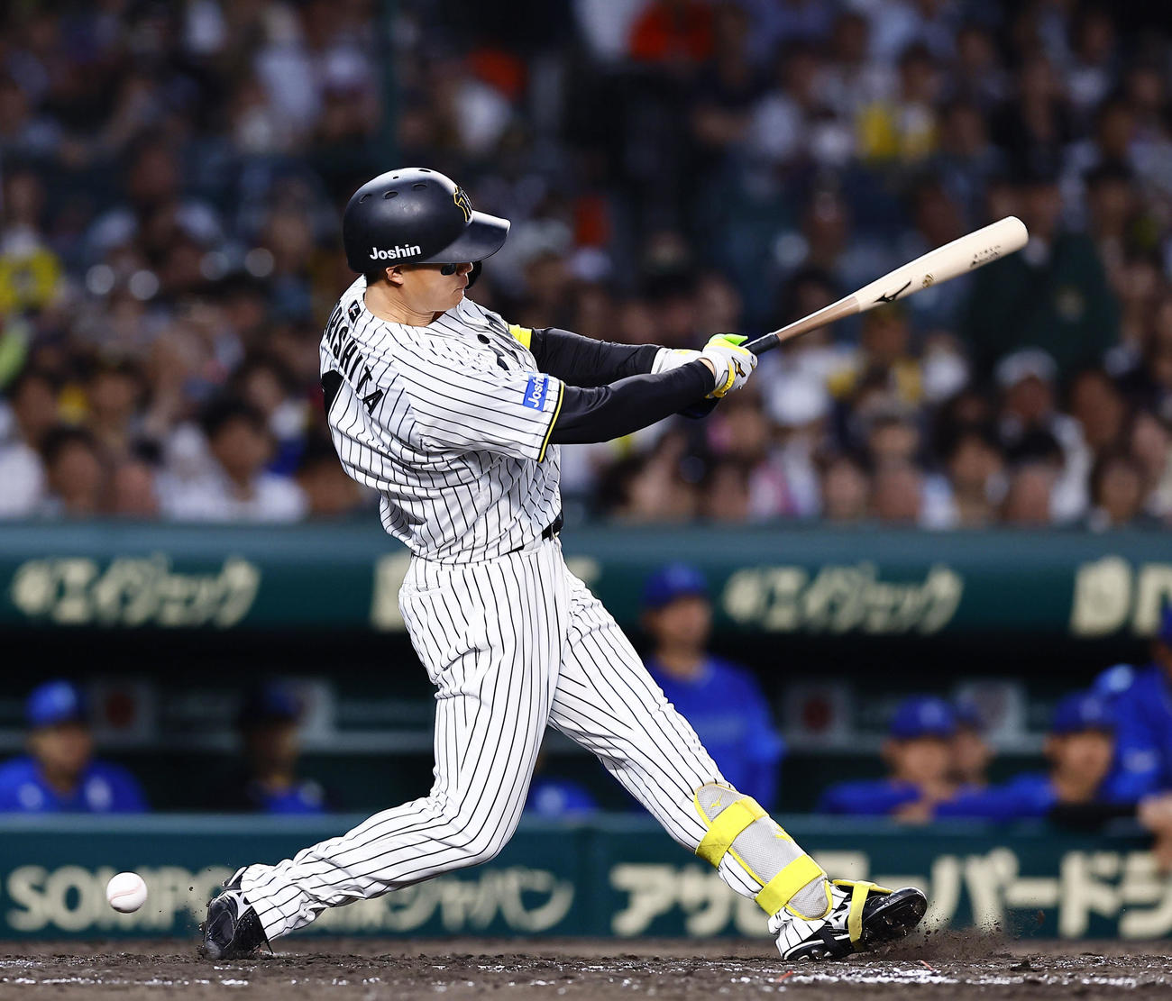 阪神対DeNA 3回裏2死一、二塁、右足甲付近に自打球を受ける森下（撮影・藤尾明華）