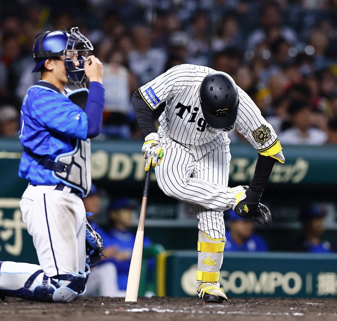 阪神対DeNA 3回裏2死一、二塁、右足甲付近に自打球を受け痛がる森下（撮影・藤尾明華）