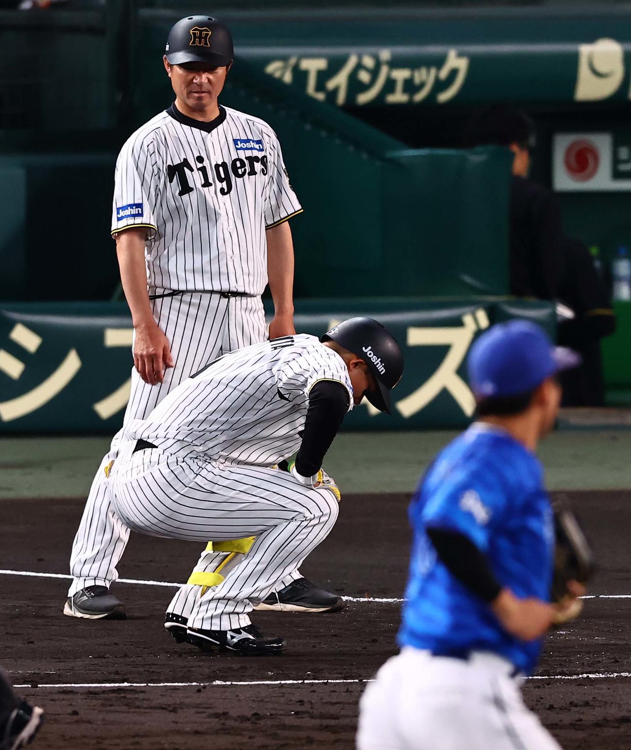 阪神対DeNA 3回裏阪神2死一、二塁、森下は遊ゴロに倒れる（撮影・上田博志）