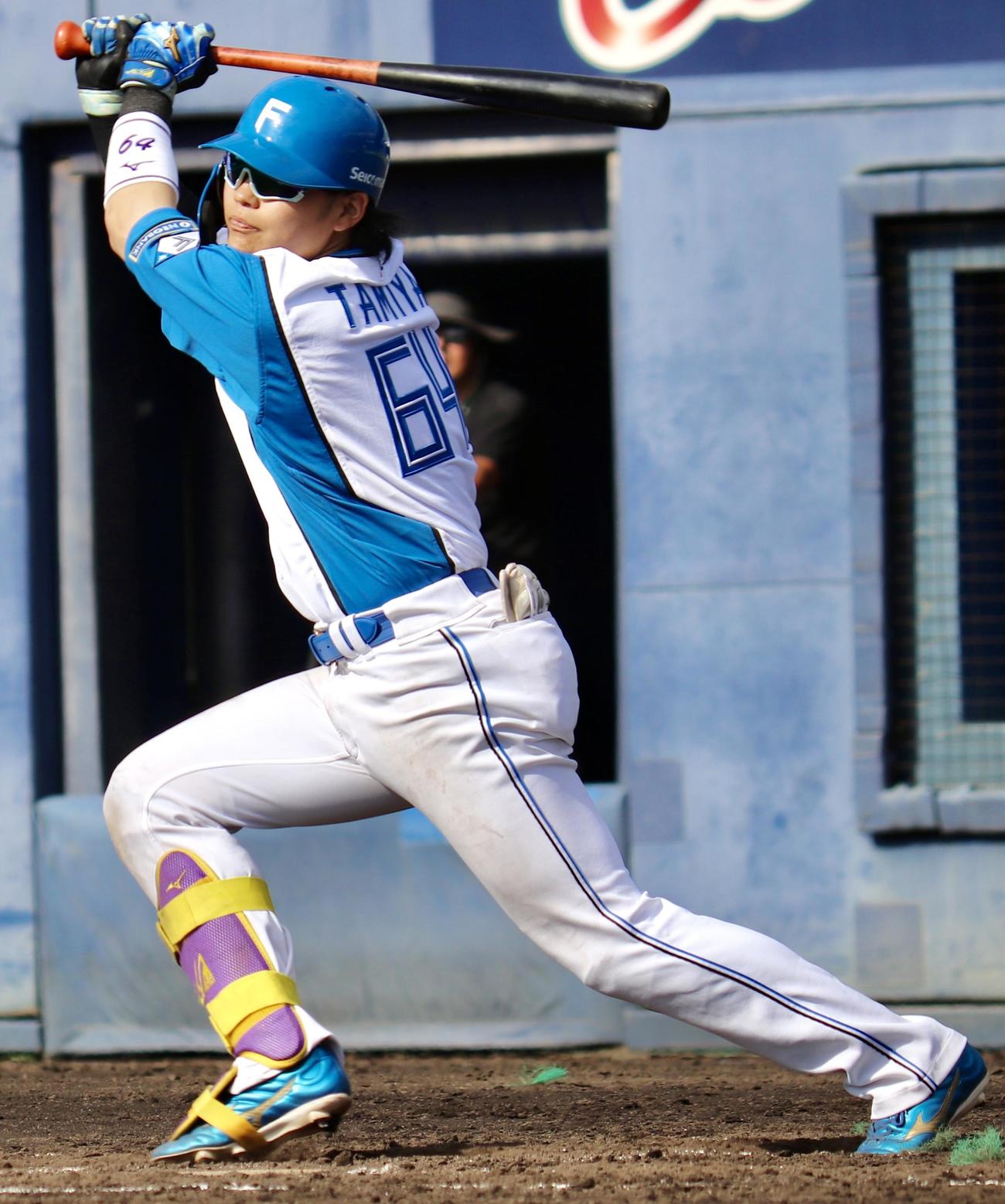 イースタン・リーグ：日本ハム対DeNA 6回裏日本ハム2死二、三塁、左翼線へ2点適時二塁打を放つ田宮（撮影・黒須亮）
