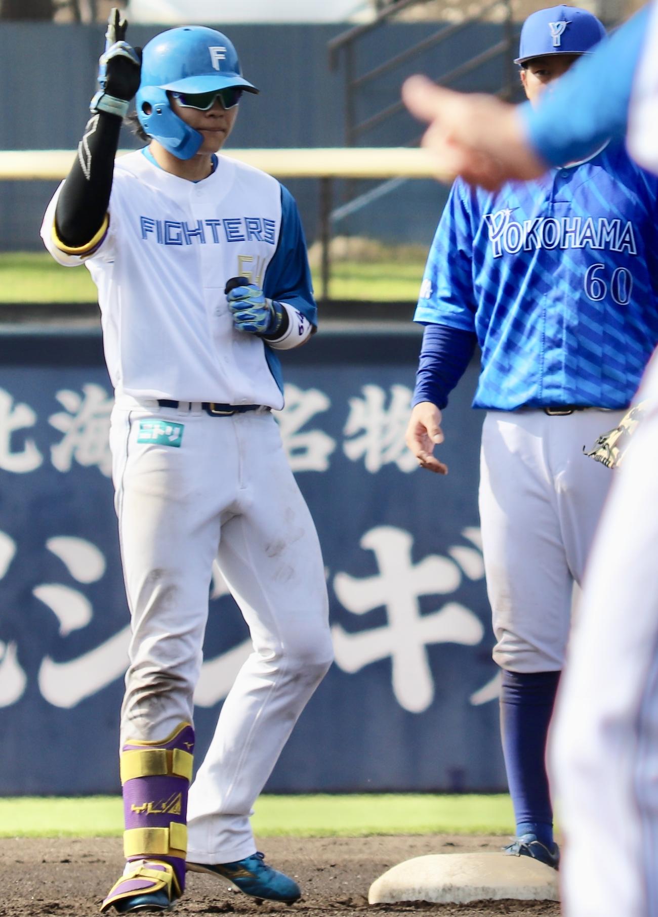 イースタン・リーグ：日本ハム対DeNA 6回裏日本ハム2死二、三塁、左翼線へ2点適時二塁打を放った田宮（撮影・黒須亮）