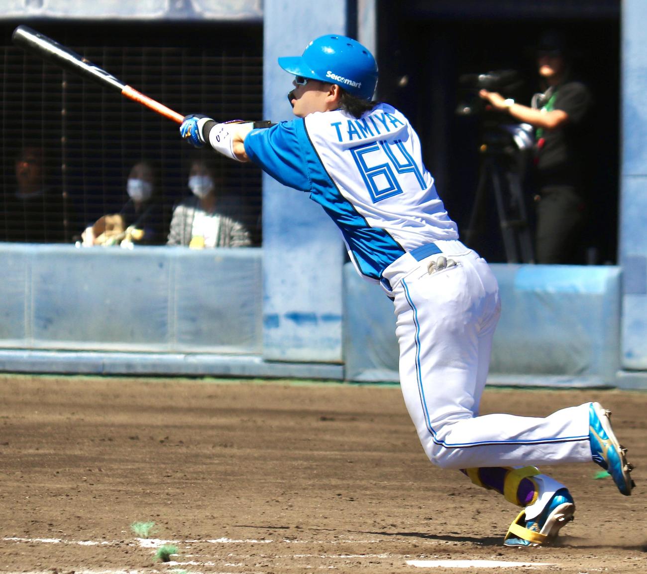 イースタン・リーグ：日本ハム対DeNA　日本ハム3回無死、二塁打を放つ田宮（撮影・黒須亮）