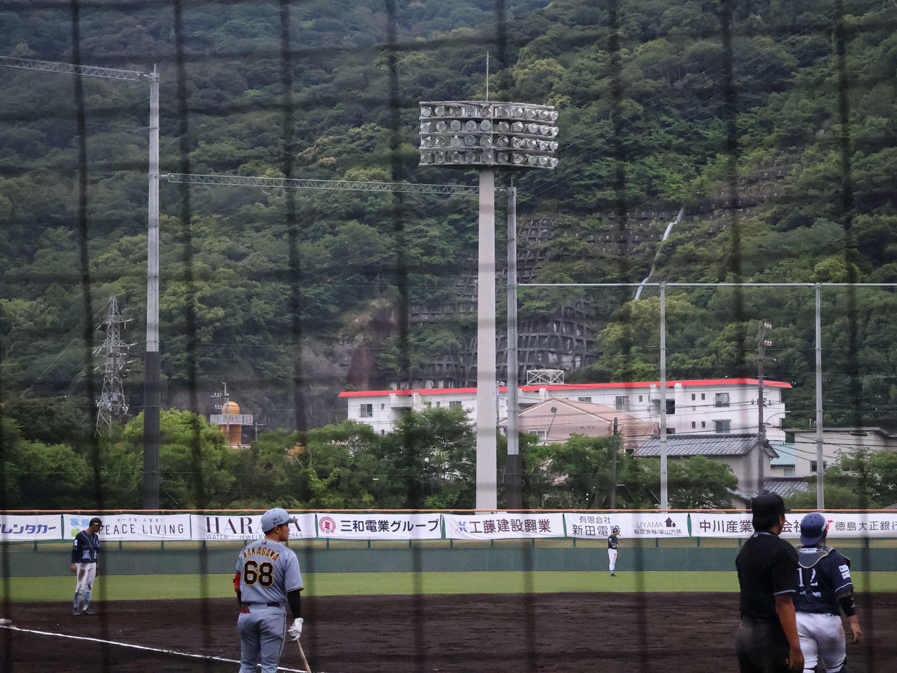 四国IL徳島対阪神2軍　4回表阪神無死一、二塁、照明の不具合で試合が一時中断となった（撮影・塚本光）