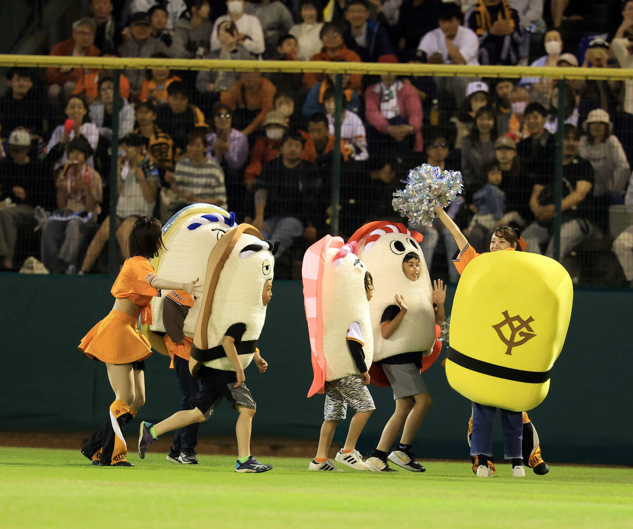 巨人対広島　すしレースの1着はマグロ（撮影・浅見桂子）