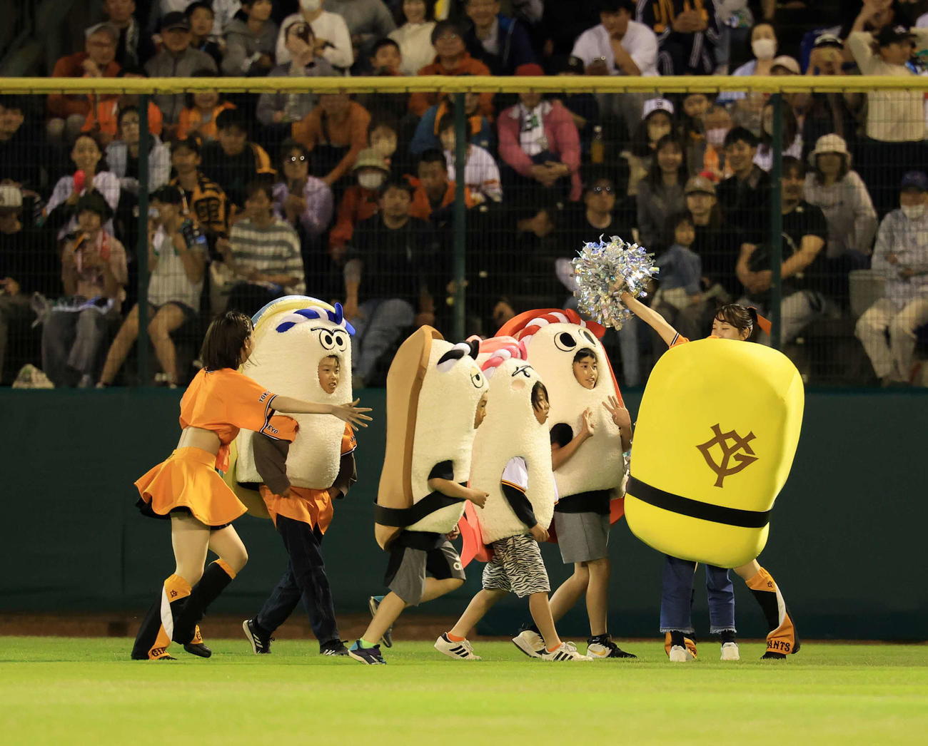 巨人対広島　すしレースの1着はマグロ（撮影・浅見桂子）