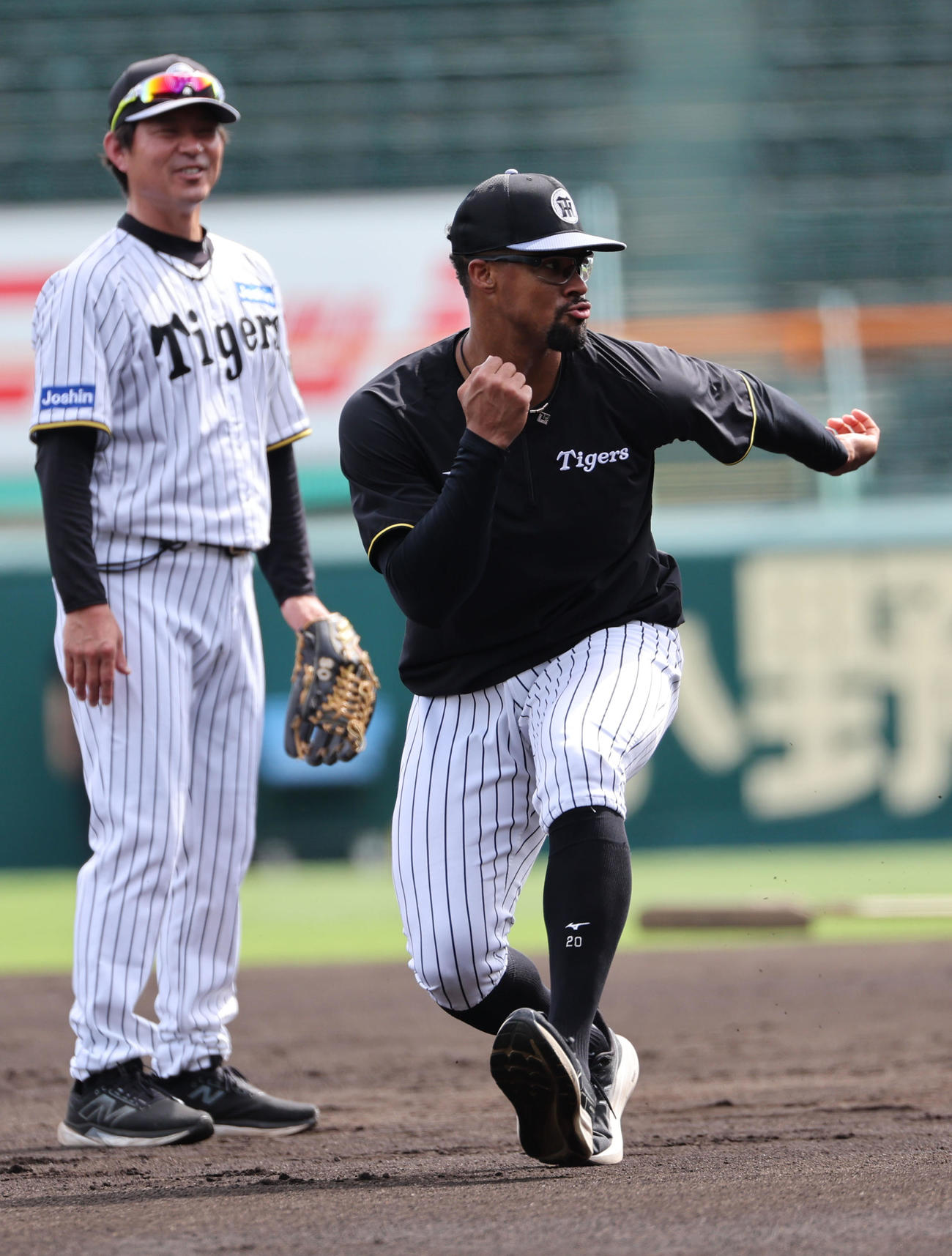 阪神対DeNA　走塁練習をする阪神デュプランティエ。左は筒井コーチ（撮影・西尾就之）