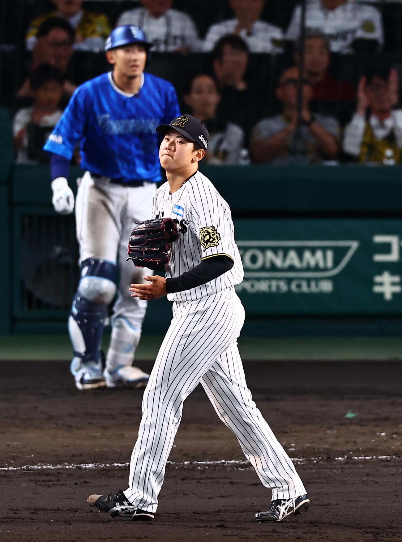 阪神対DeNA　5回表DeNA2死満塁、蝦名を左飛に打ち取った門別はグラブをたたく（撮影・上田博志）