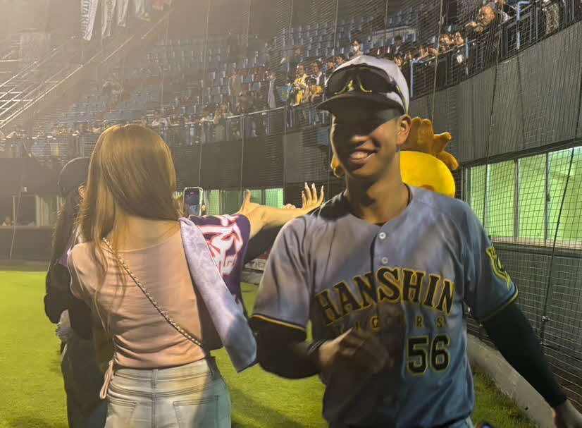四国IL徳島対阪神2軍　試合中止決定後のハイタッチイベントで笑顔を見せた阪神百崎（撮影・塚本光）