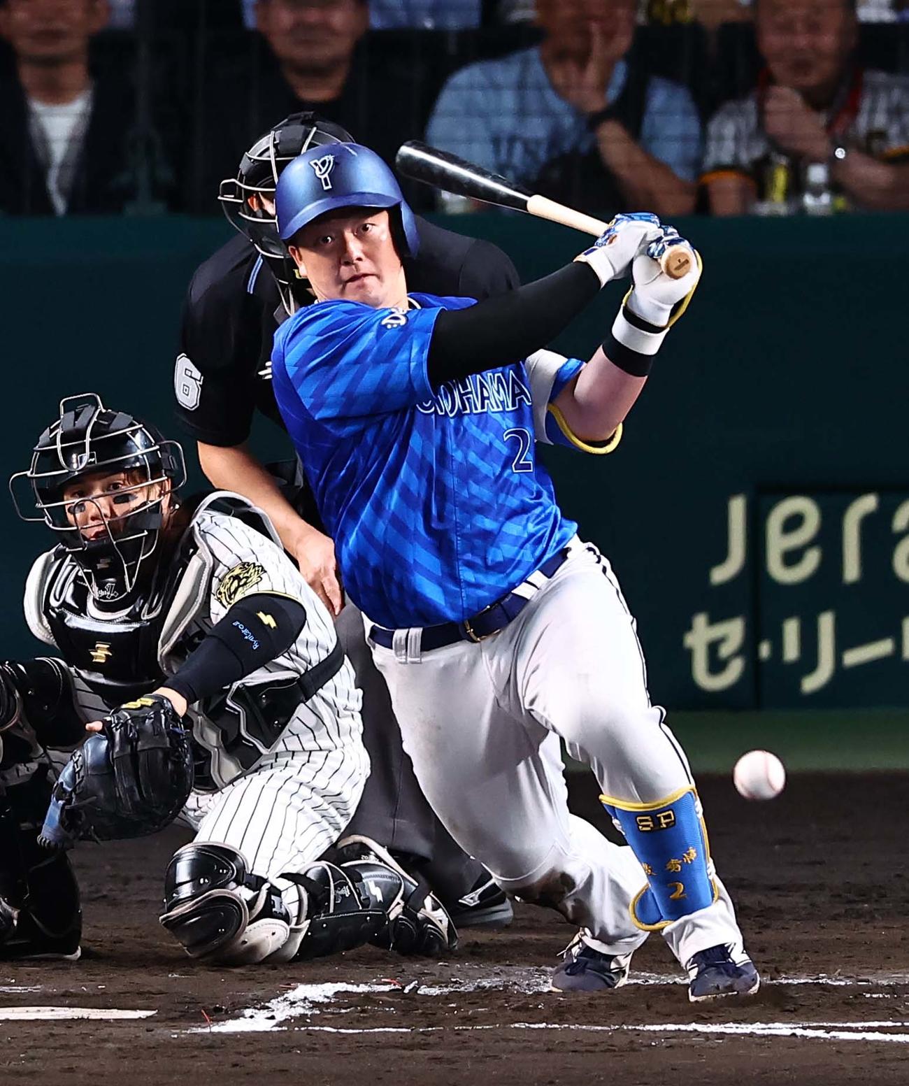 阪神対DeNA 6回表DeNA2死二、三塁、牧は遊ゴロに倒れる（撮影・上田博志）