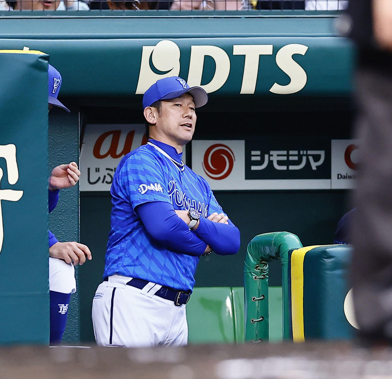 阪神対DeNA 2回表DeNA無死一、二塁、蝦名が併殺に倒れ、ベンチで渋い表情を見せる三浦監督（撮影・藤尾明華）