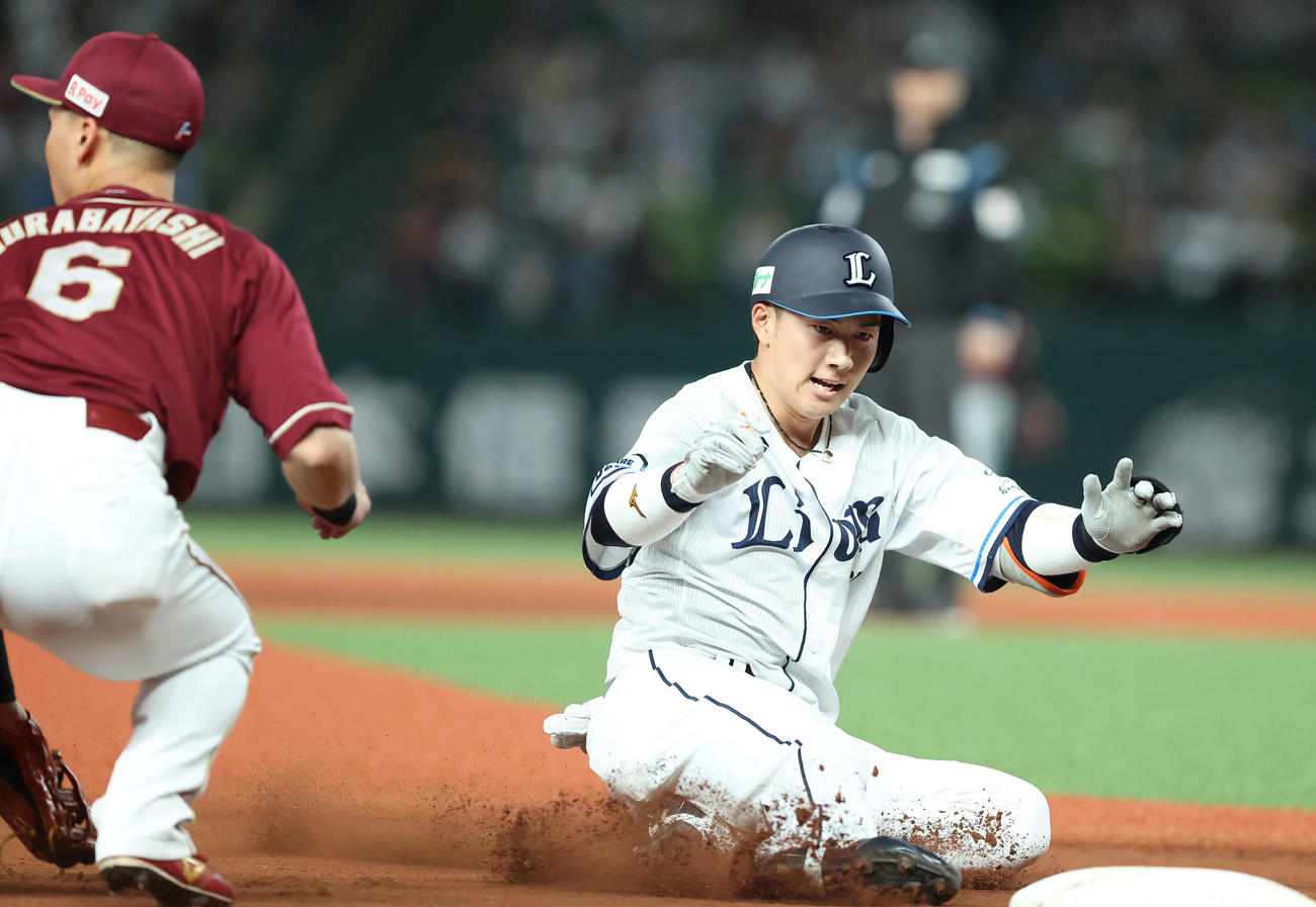 西武対楽天　6回裏西武無死一、二塁、左翼線に2点滴時三塁打を放ち出塁する長谷川（撮影・河田真司）