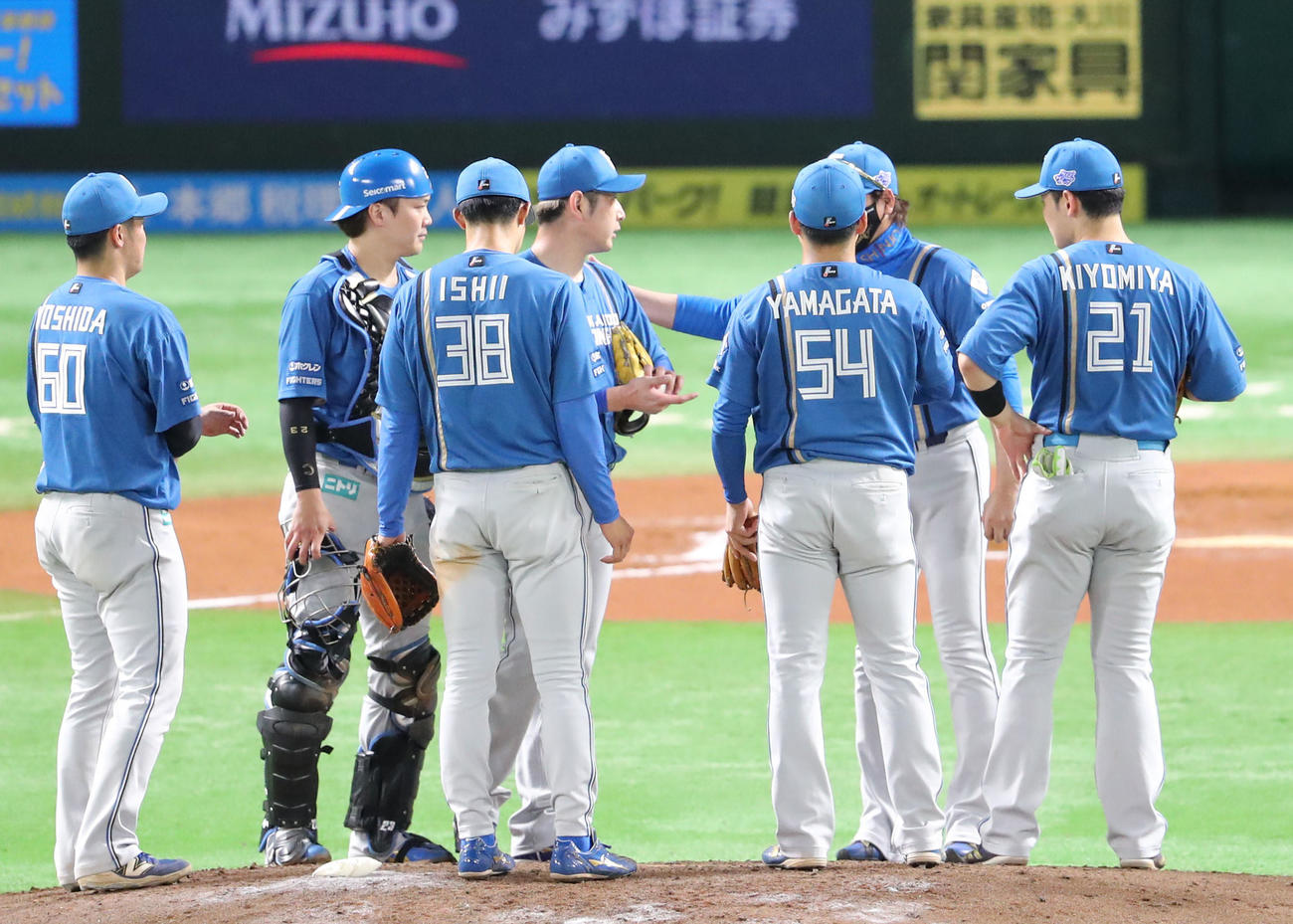 ソフトバンク対日本ハム　6回途中、自らマウンドに向かい加藤貴に交代を告げる新庄監督（撮影・梅根麻紀）