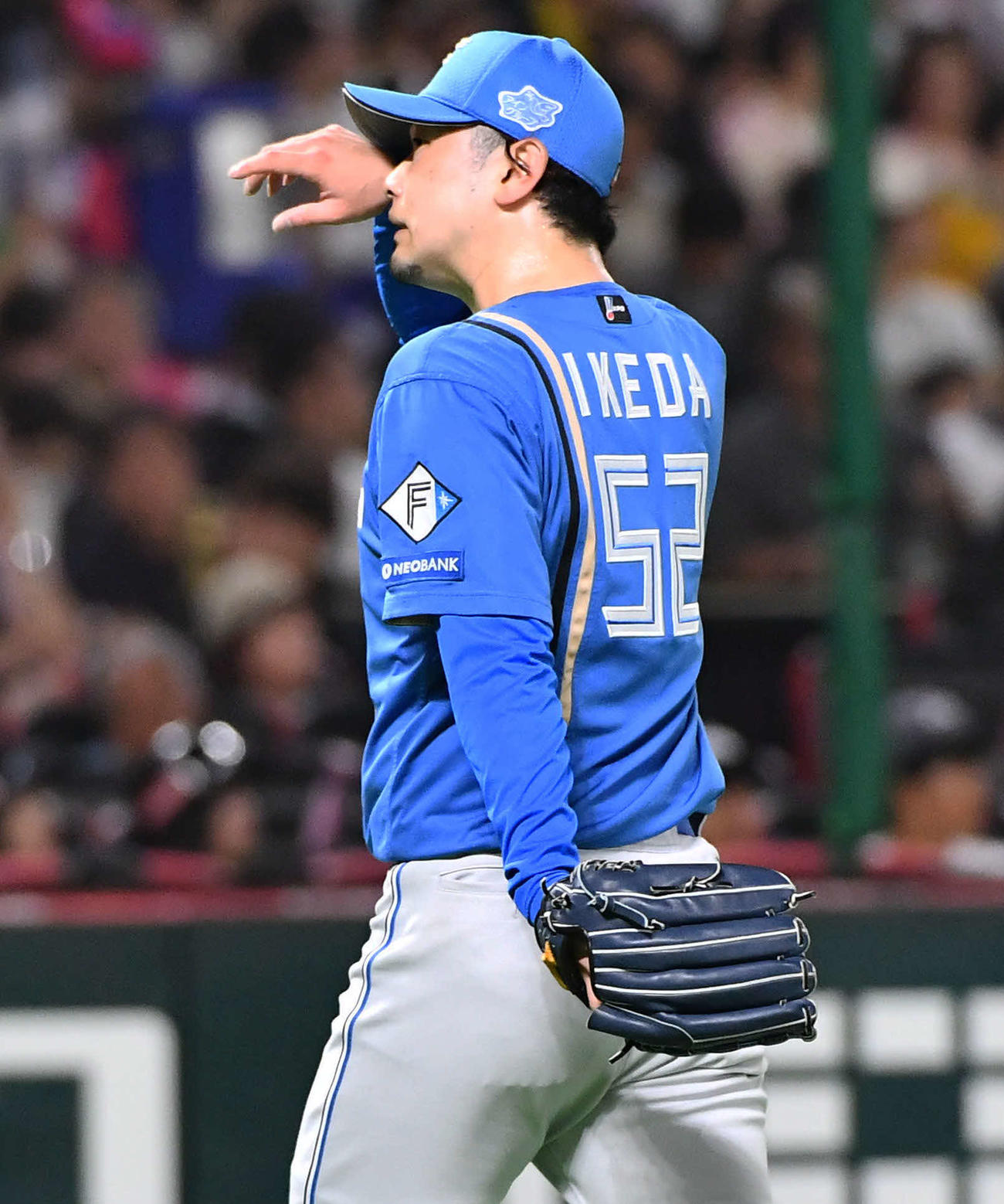 ソフトバンク対日本ハム　7回裏、野村に同点となる左前適時打を打たれて降板となり、肩を落としてベンチへ戻る池田（撮影・岩下翔太）