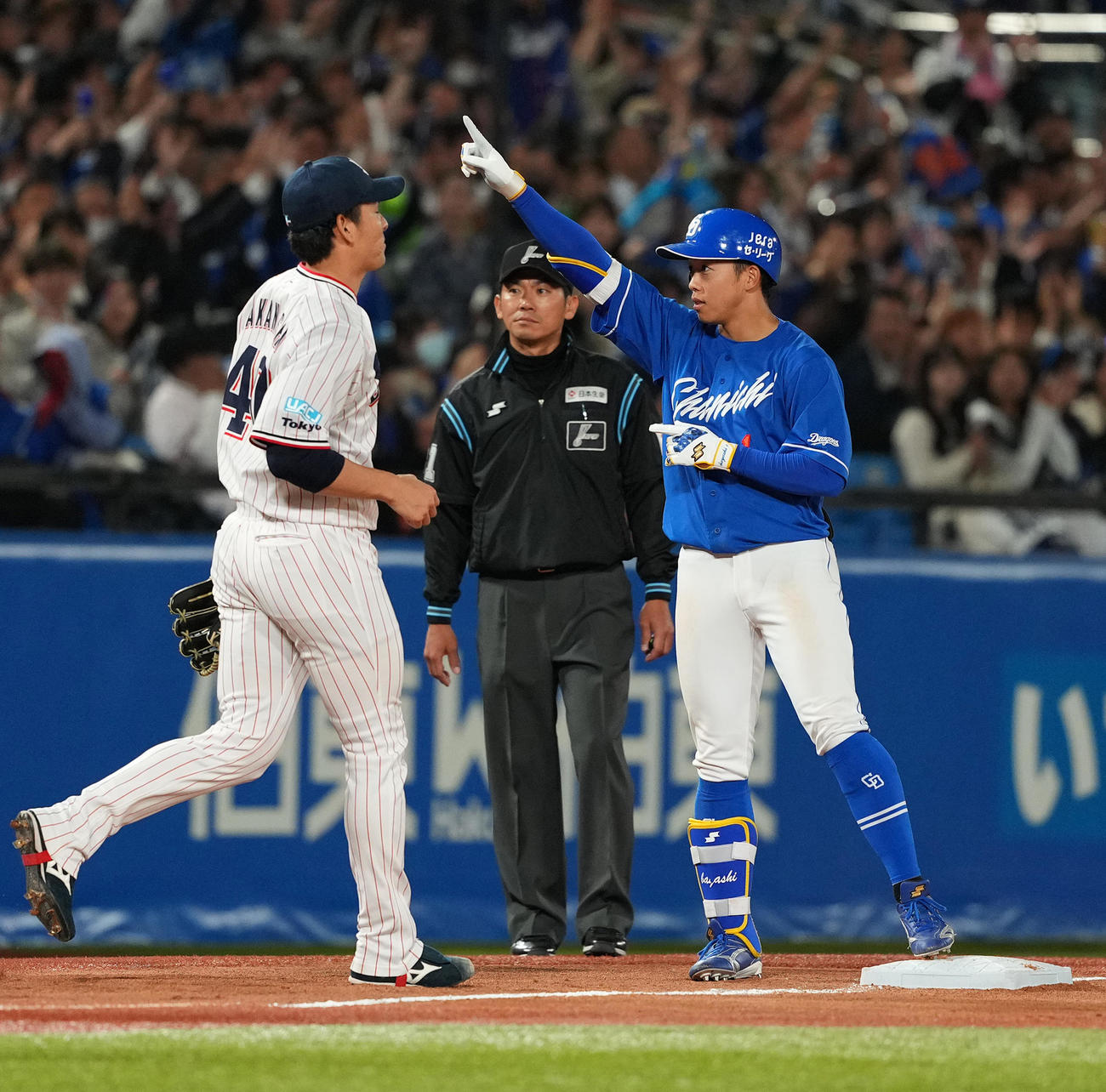 ヤクルト対中日　6回表中日1死一、三塁、右2点適時二塁打を放ち、相手の悪送球の間に進んだ岡林は、ベンチに向かってポーズをと。左は高梨（撮影・菅敏）