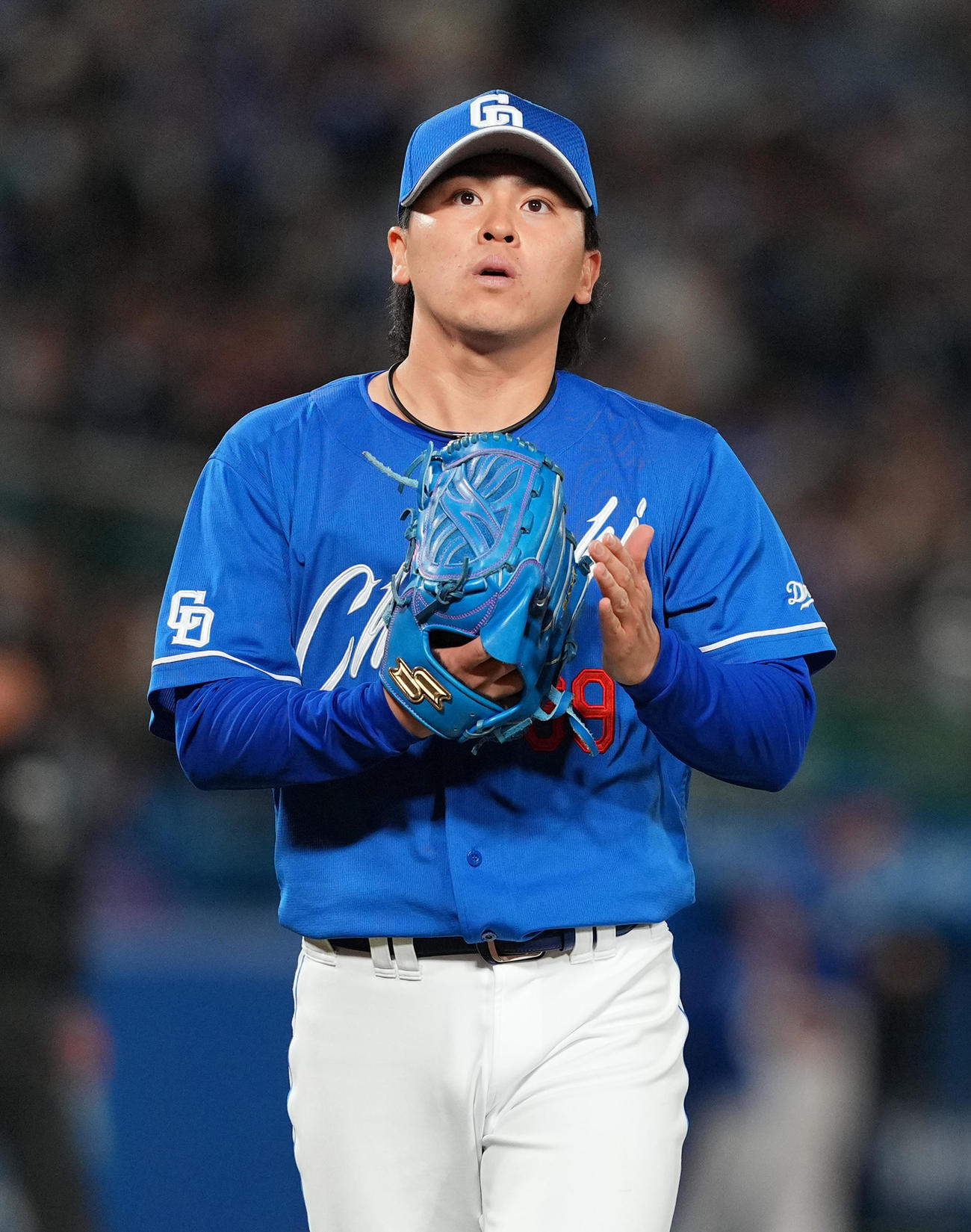 ヤクルト対中日　6回裏ヤクルト無死一塁、山田を併殺打に打ち取り、グラブをたたく三浦（撮影・菅敏）