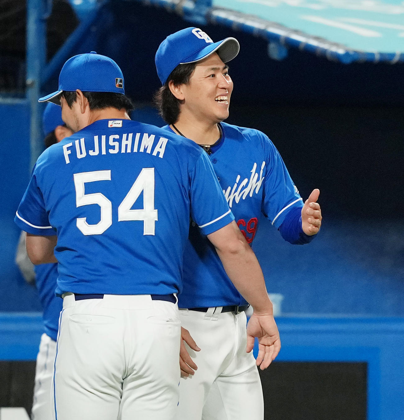 ヤクルト対中日　6回裏ヤクルト2死一、二塁、古賀を二ゴロに仕留めた2番手の藤嶋（左）を笑顔で迎える三浦（撮影・菅敏）