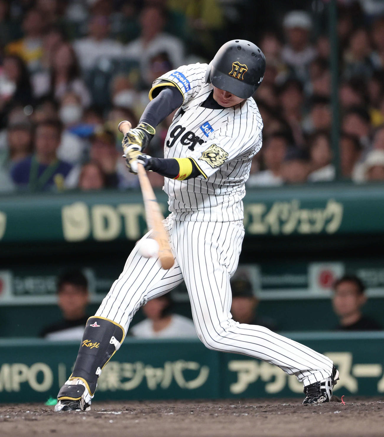 阪神対DeNA 5回裏阪神2死二塁、近本は左前適時打を放つ（撮影・西尾就之）