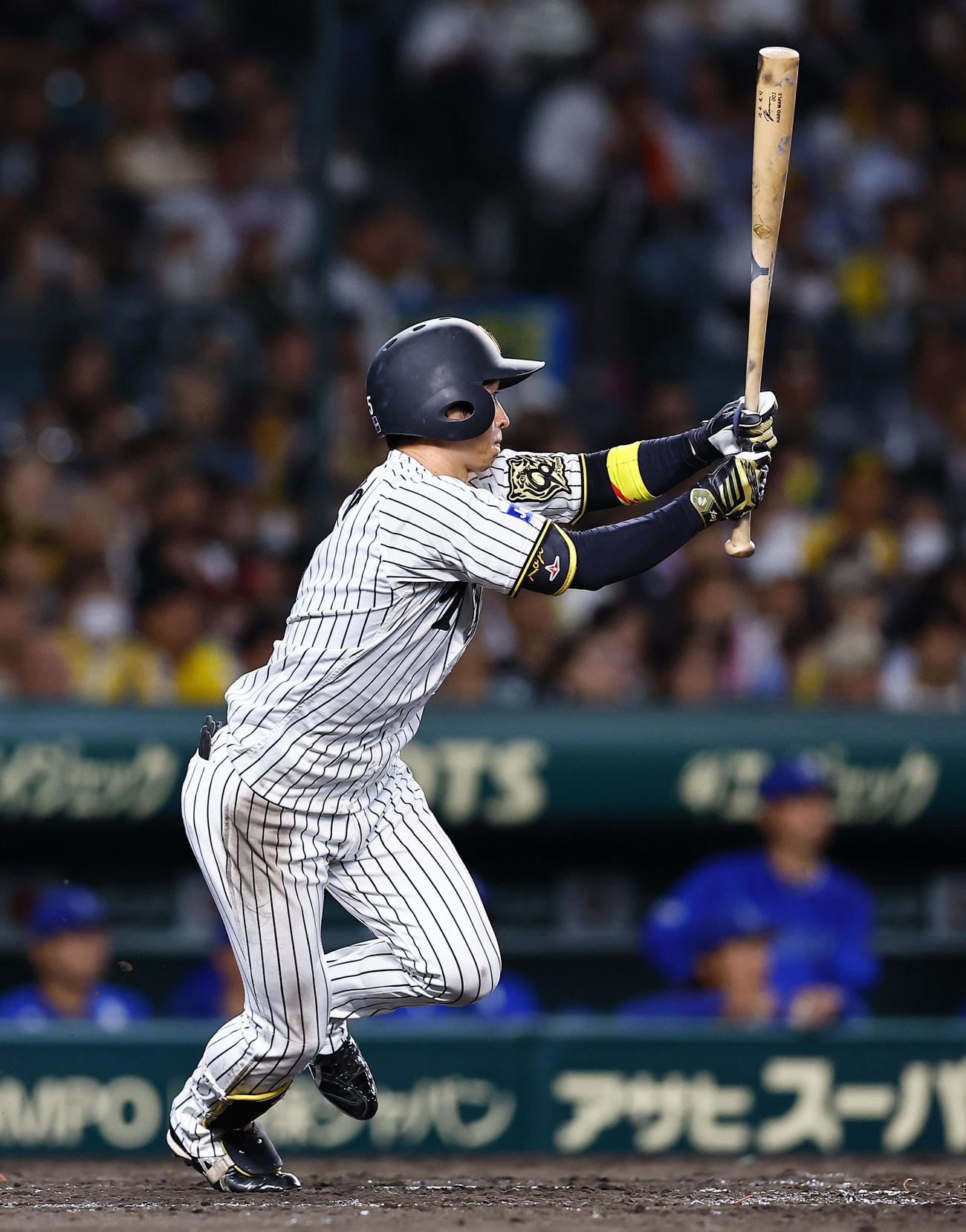 阪神対DeNA 5回裏阪神2死二塁、近本は左前に先制適時打を放つ（撮影・藤尾明華）
