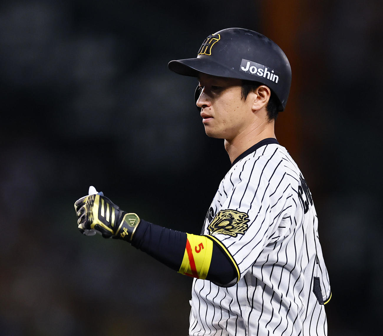 阪神対DeNA 5回裏阪神2死二塁、近本は左前に先制適時打を放ちグータッチを交わす（撮影・藤尾明華）