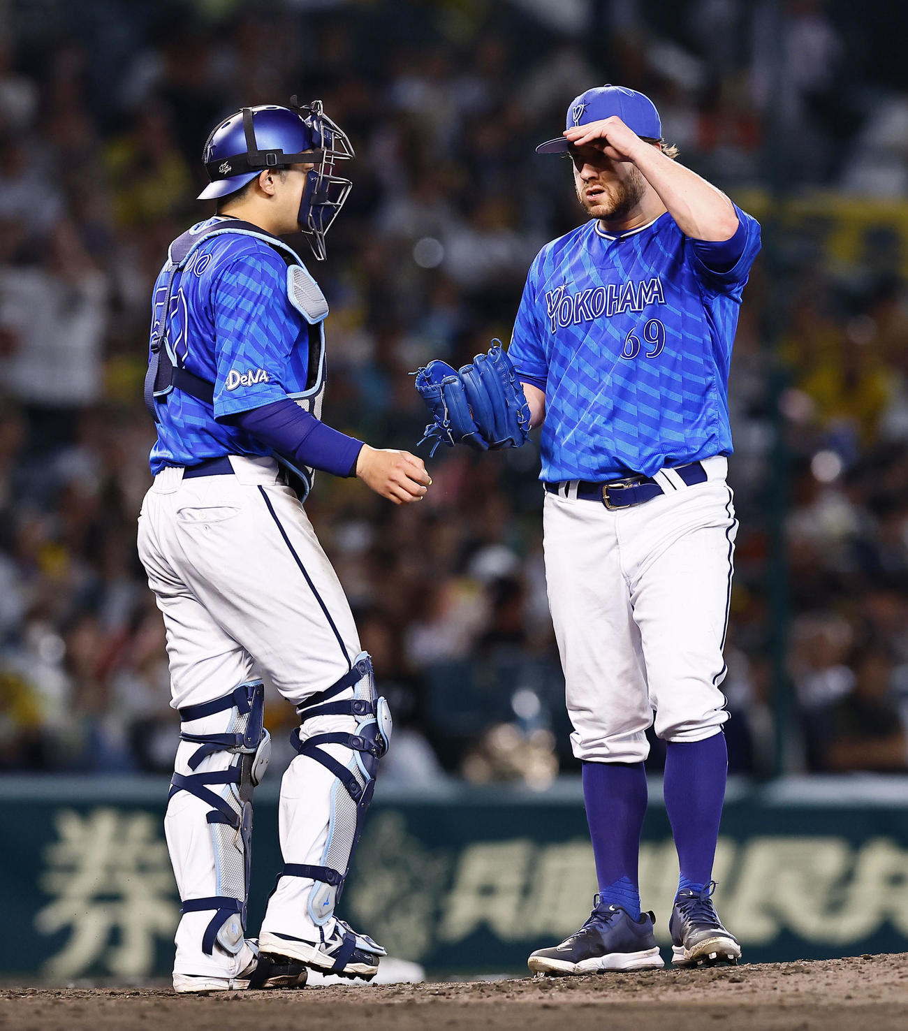 阪神対DeNA 5回裏阪神2死二塁、近本に先制適時打を許したケイ（右）（撮影・藤尾明華）