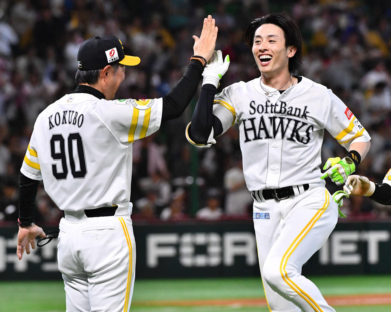 ソフトバンク対日本ハム　9回裏ソフトバンク2死二塁、サヨナラ打となる適時右二塁打を放った周東（右）は、小久保監督と笑顔でハイタッチ（撮影・岩下翔太）