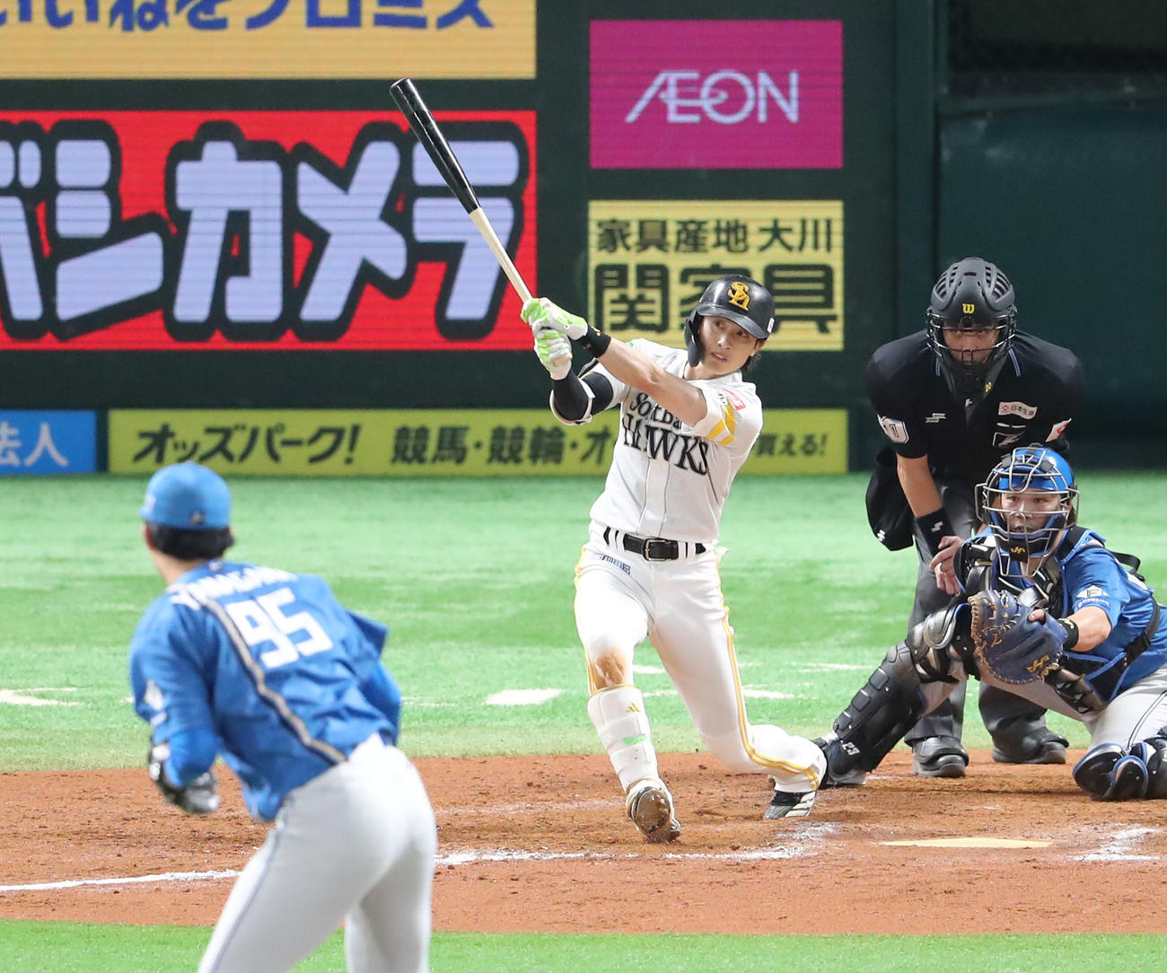ソフトバンク対日本ハム　9回裏ソフトバンク2死二塁、周東は右越えにサヨナラとなる適時二塁打を放つ（撮影・梅根麻紀）