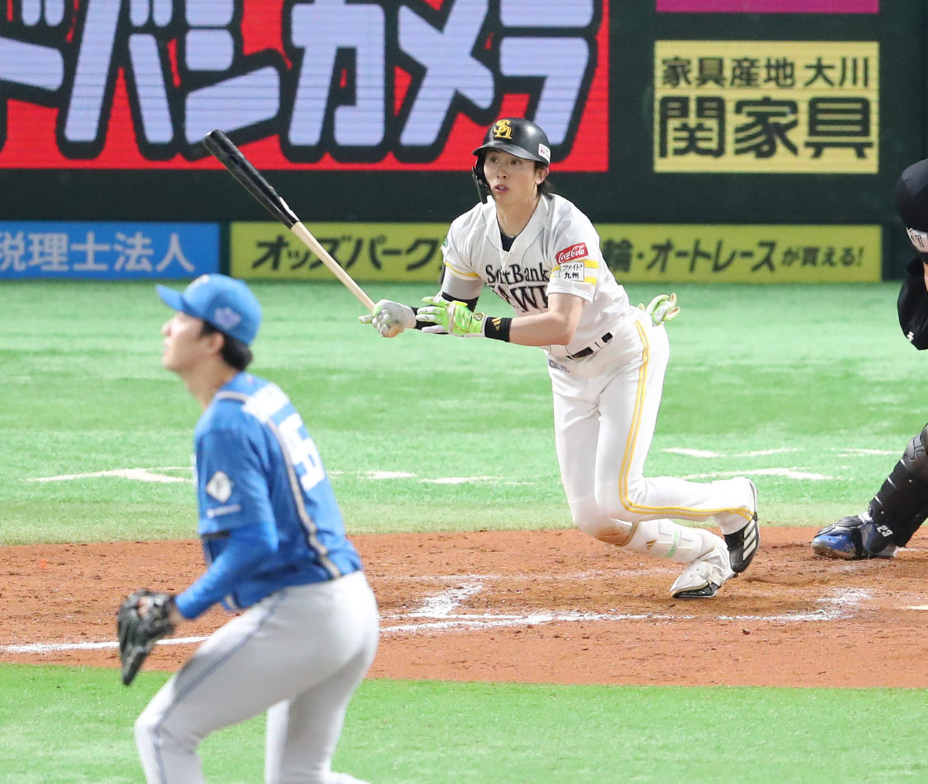 ソフトバンク対日本ハム　9回裏ソフトバンク2死二塁、周東は右越えにサヨナラとなる適時二塁打を放つ（撮影・梅根麻紀）