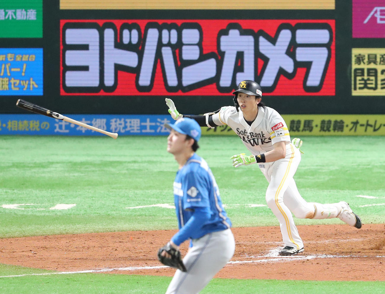 ソフトバンク対日本ハム　9回裏ソフトバンク2死二塁、周東は右越えにサヨナラとなる適時二塁打を放つ（撮影・梅根麻紀）