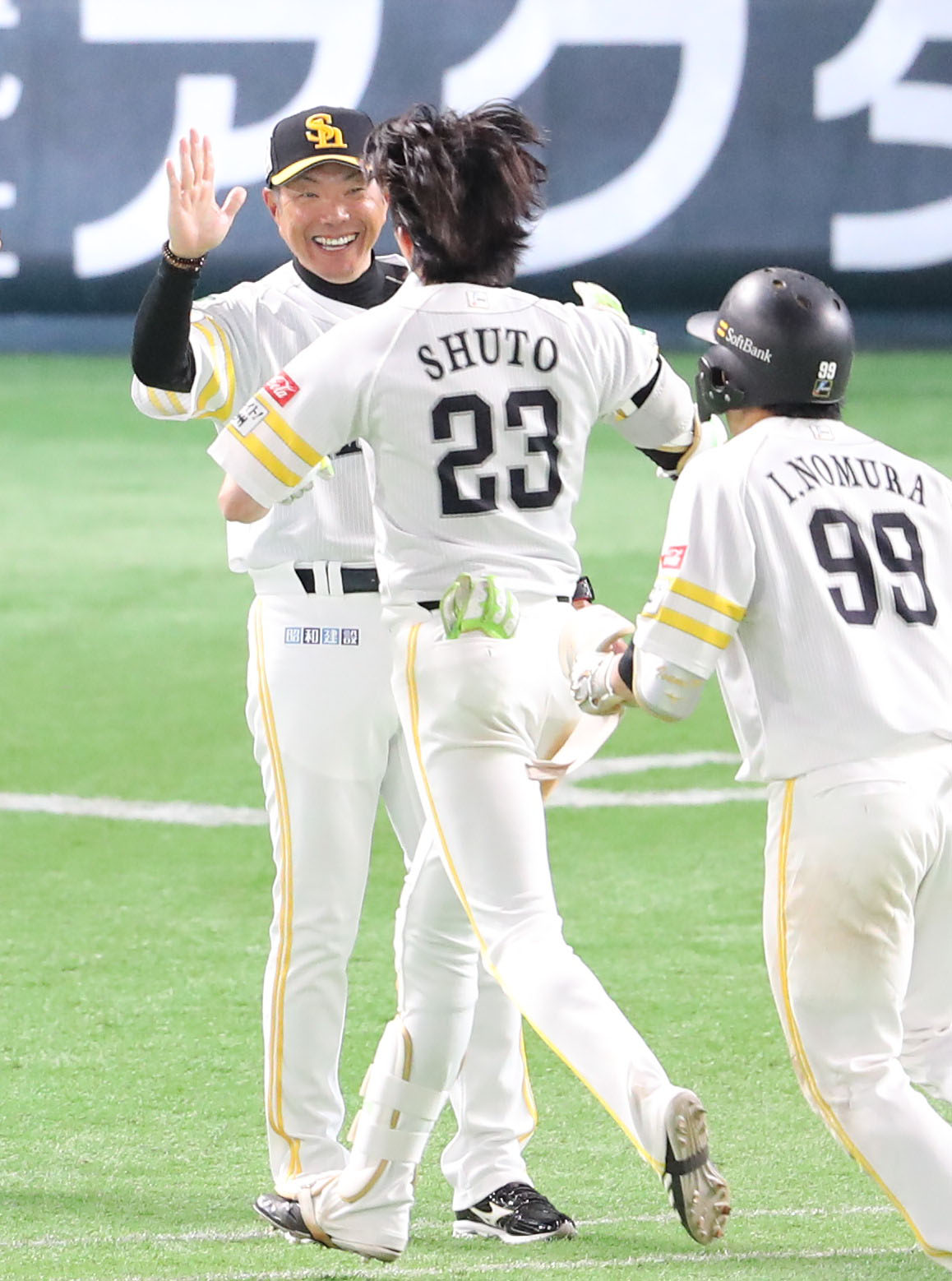 ソフトバンク対日本ハム　9回裏ソフトバンク2死二塁、サヨナラ適時二塁打を放った周東を笑顔で迎える小久保監督（撮影・梅根麻紀）
