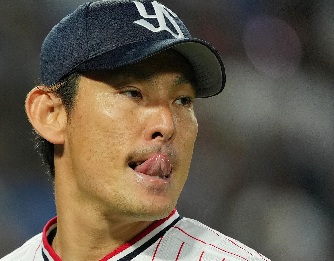 ヤクルト対中日　4回の投球を終え、舌を出しながらベンチに戻るヤクルト高梨（撮影・菅敏）
