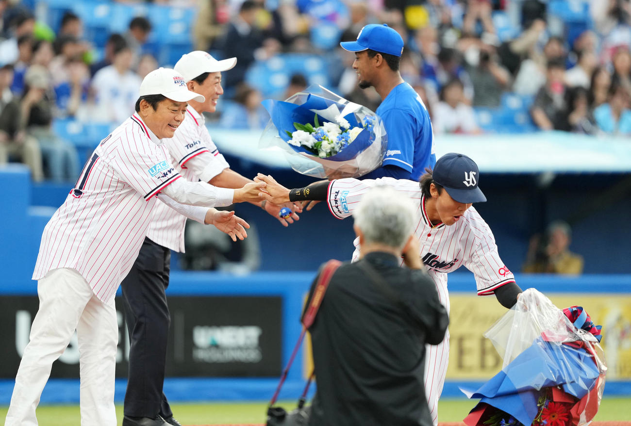 ヤクルト対中日　試合前のセレモニーで花束を落とすヤクルト伊藤（右）（撮影・菅敏）