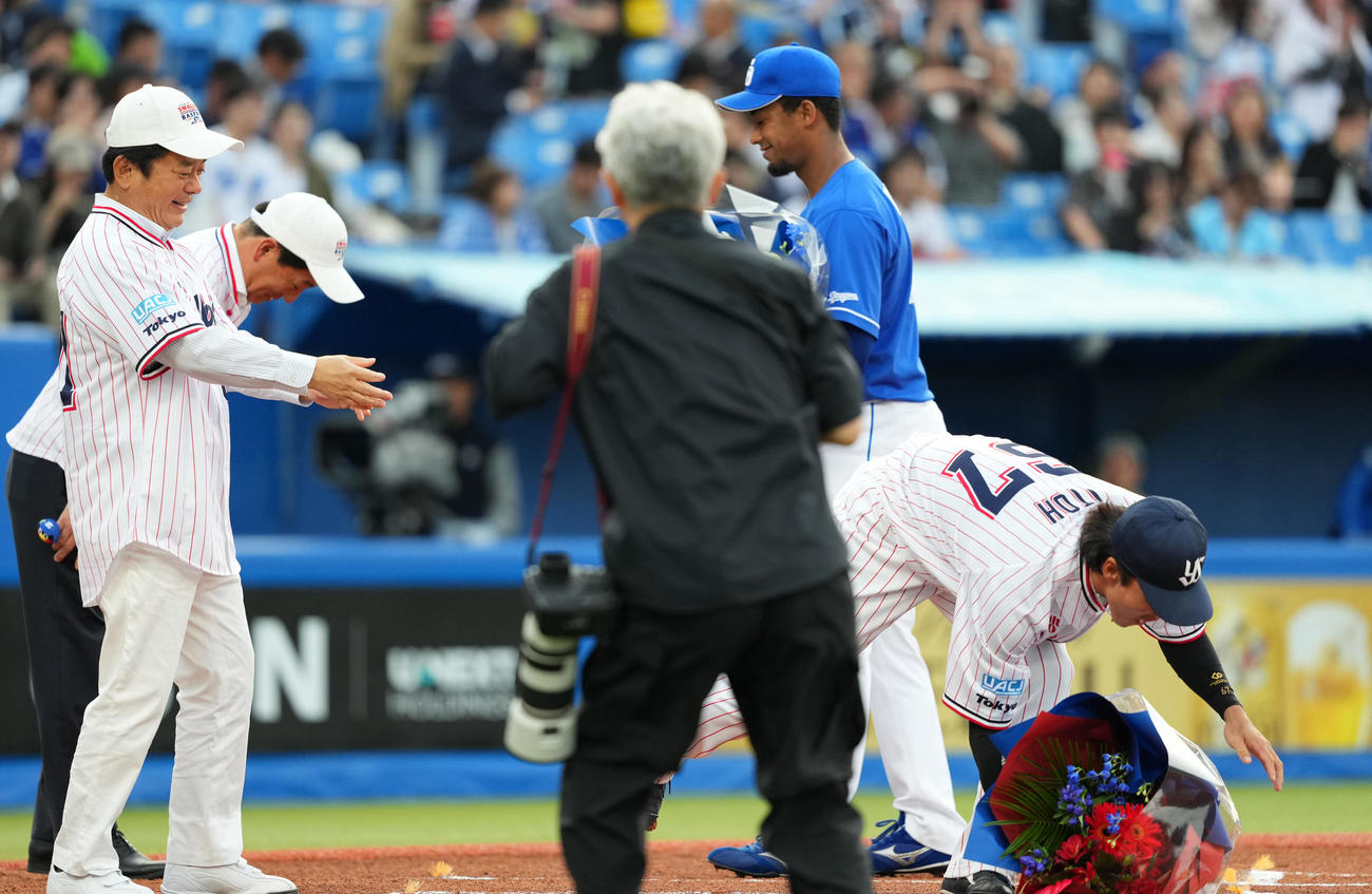 ヤクルト対中日　試合前のセレモニーで花束を落とすヤクルト伊藤（右）（撮影・菅敏）