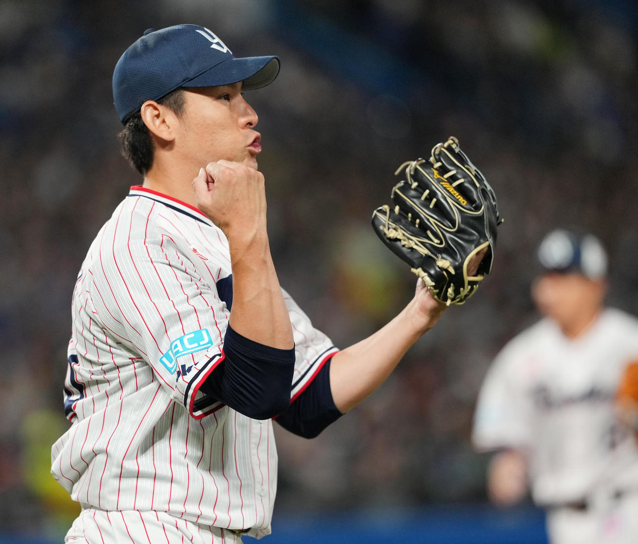ヤクルト対中日　5回表中日2死、村松のフェンス際の打球がリプレー検証となり、アウトと判定され、ガッツポーズを見せる高梨（撮影・菅敏）