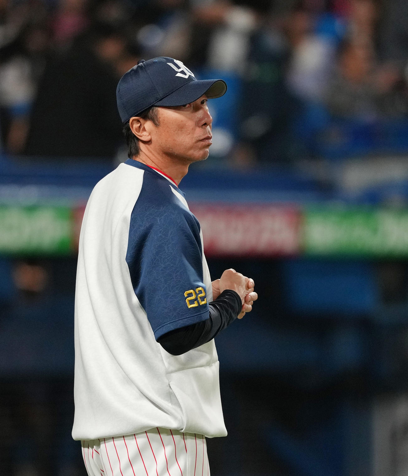 ヤクルト対中日　9回、投手交代を告げるヤクルト高津監督（撮影・菅敏）