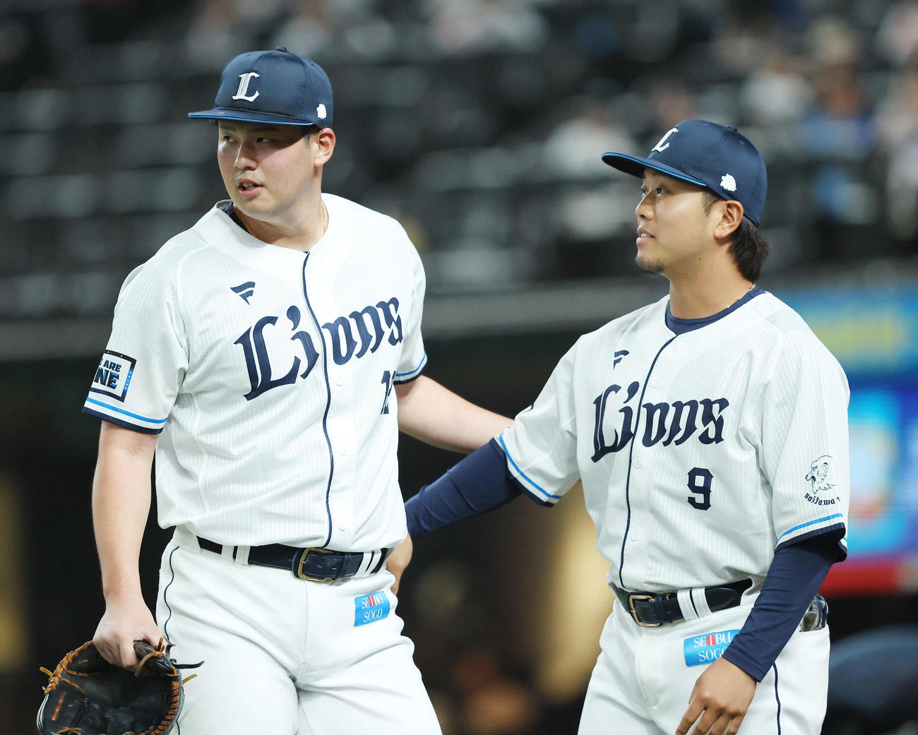 西武対楽天　6回表を抑え、蛭間（右）に迎えられる渡辺（撮影・河田真司）