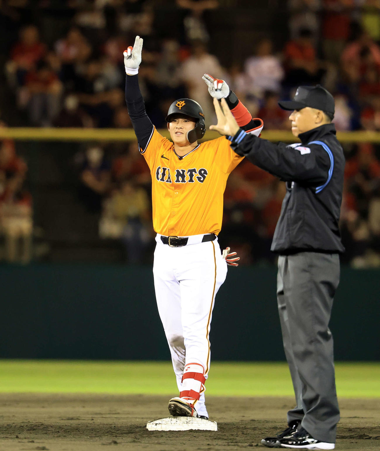 巨人対広島　7回裏巨人1死二塁、増田陸は左適時二塁打を放ちポーズ（撮影・浅見桂子）