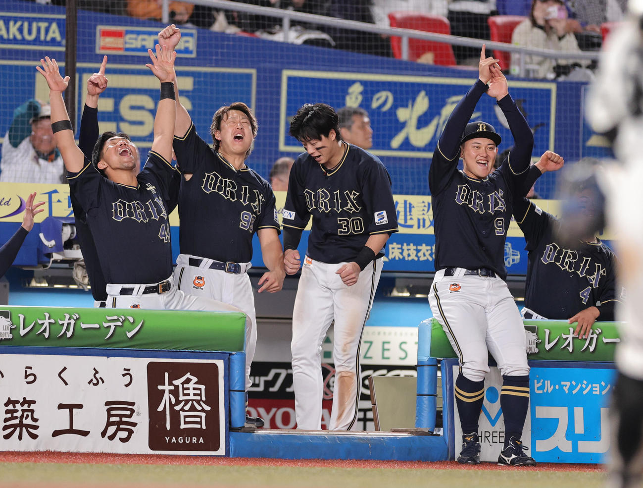 ロッテ対オリックス　9回表オリックス2死二塁、麦谷の右前適時打に盛り上がるオリックスベンチ（撮影・野上伸悟）