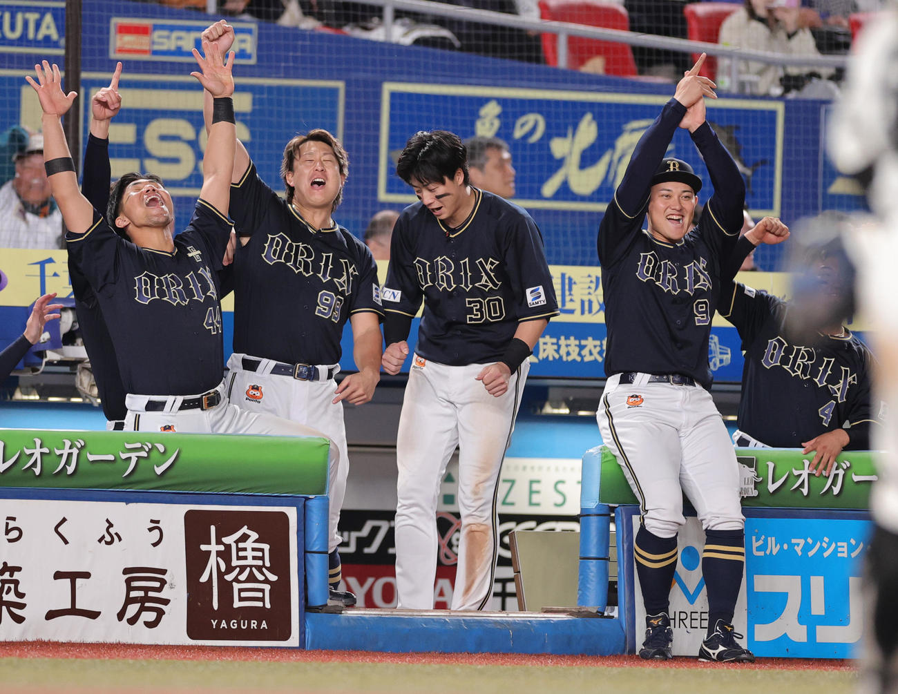 ロッテ対オリックス　9回表オリックス2死二塁、麦谷の右前適時打に盛り上がるオリックスベンチ（撮影・野上伸悟）