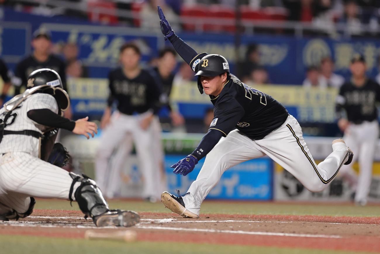 ロッテ対オリックス　9回表オリックス2死二塁、麦谷の右前適時打で生還する来田（撮影・野上伸悟）