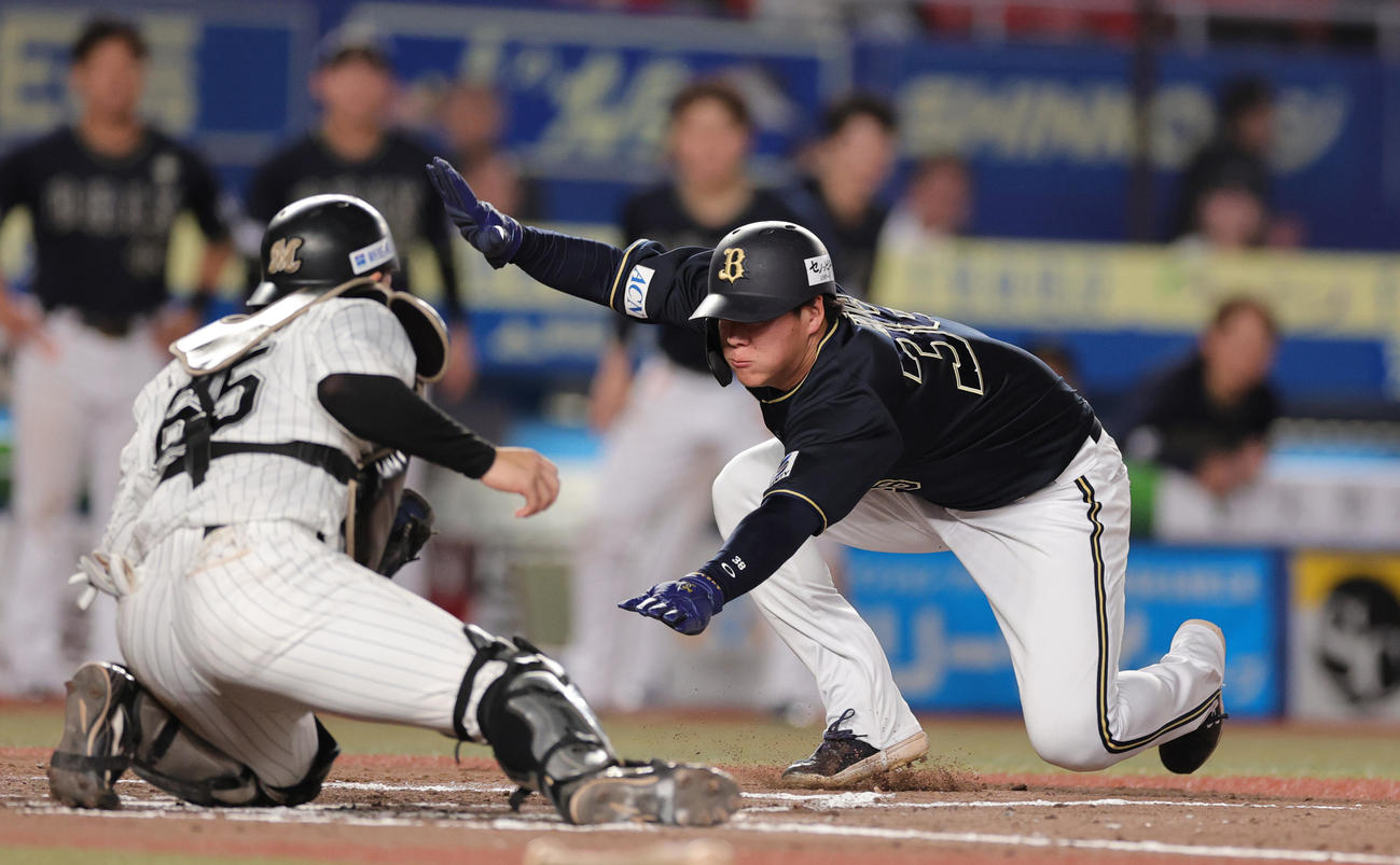 ロッテ対オリックス　9回表オリックス2死二塁、麦谷の右前適時打で生還する来田（撮影・野上伸悟）